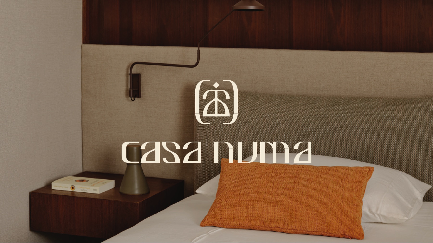 Direction visuelle Casa Numa avec logo sur chambre de retreat